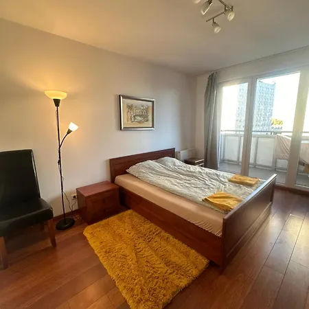 Private - Free Parking - Netflix ポズナン