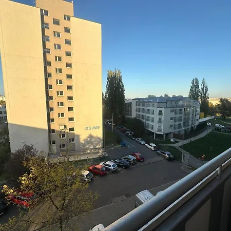 Private - Free Parking - Netflix アパート